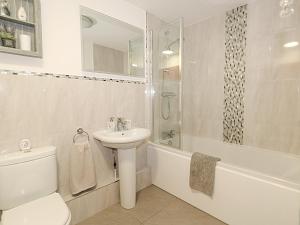 ein Badezimmer mit Waschbecken, Toilette und Dusche in der Unterkunft Anchor Cottage in Weymouth + 15 Fotos