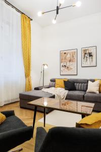 uma sala de estar com um sofá e uma mesa de centro em Classy Old Town Suites na Cracóvia