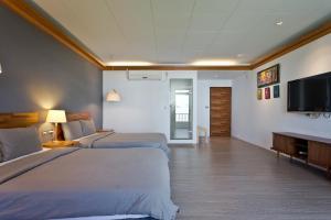 Łóżko lub łóżka w pokoju w obiekcie Kenting Cozy B&B