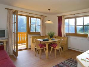 uma sala de estar com uma mesa e cadeiras e um sofá em Holiday apartment Prackfolerhof em Vols am Schlern