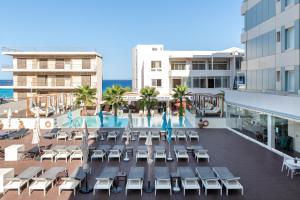 un patio avec des chaises et une piscine dans un bâtiment dans l'établissement Arte hotel, à Rhodes