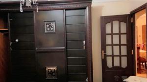 um par de portas num quarto ao lado de um quarto em شقه فندقيه الترا سوبر لوكس بارقي مناطق اسيوط em Assiut