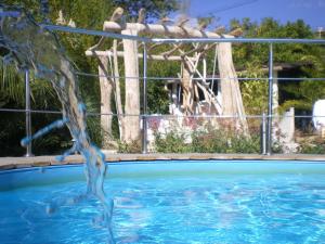 uma fonte de água numa piscina em Villa Sanssoucis Les Issambres em Les Issambres