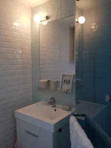 une salle de bain avec un lavabo et un miroir dans l'établissement Maison 2 chambres Olsavinia, à Kaštela