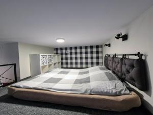 Кровать или кровати в номере Klimatyczny apartament w magicznym miejscu