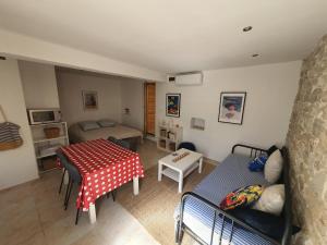 un salon avec un canapé et une table dans l'établissement Maison 2 chambres Olsavinia, à Kaštela