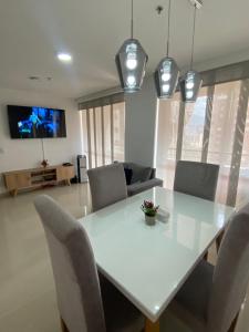 TV a/nebo společenská místnost v ubytování Hermoso, moderno y confortable apartamento.
