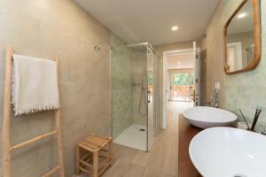 Un baño con ducha de cristal y lavabo. en Mangata Gran Canaria - Adults Only, en San Agustín 52 fotos más
