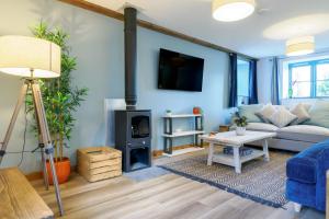 Mawnan SmithにあるLamornaのソファと暖炉のあるリビングルーム