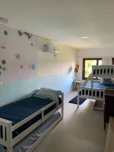 1 Schlafzimmer mit 2 Etagenbetten in einem Zimmer in der Unterkunft Casa de Praia - Toquinho, Piscina, Área de Laser. in Ipojuca