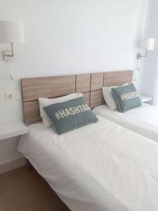 Postel nebo postele na pokoji v ubytování HH Apartamento La Herradura Playa