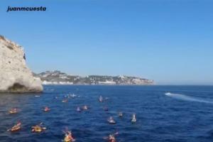 een groep mensen die in de oceaan zwemmen bij HH Apartamento La Herradura Playa in La Herradura