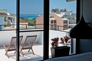 balkon z 2 krzesłami i rośliną w obiekcie Kenting Cozy B&B w Kenting