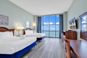 um quarto de hotel com duas camas e uma grande janela em Scenic Views from the balcony at Ocean Forest Plaza Condos em Myrtle Beach