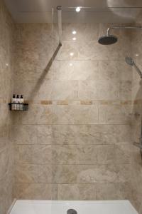 Phòng tắm tại Worplesdon Place Hotel