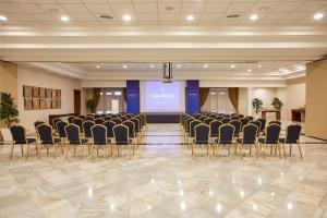 Sala de conferencias con sillas y pantalla de proyección en Bahia Principe Grand La Romana - All Inclusive, en La Romana