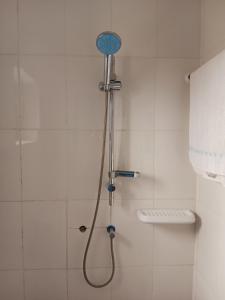 een douche met een douchekop in de badkamer bij RESIDENCE DE GLOIRE in Cotonou