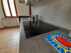 Kuchyňa alebo kuchynka v ubytovaní La Casa dei Bersaglieri + 37 fotografií
