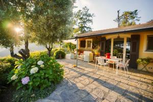 ein Haus mit einer Terrasse mit einem Tisch und Stühlen in der Unterkunft Incanto in Vernazza