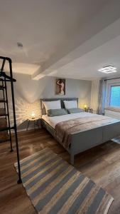 ein Schlafzimmer mit einem großen Bett in einem Zimmer in der Unterkunft Stadtzauber Apartments in Bad Neuenahr-Ahrweiler