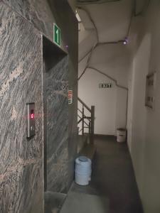 Zimmer mit einem Ausstiegszeichen und einem Eimer in der Unterkunft OYO KN Plaza in Sikandra