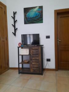 Televízia a/alebo spoločenská miestnosť v ubytovaní La Casa dei Bersaglieri