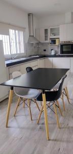 eine Küche mit einem Tisch und Stühlen in der Unterkunft La casa de Flor in San Martín