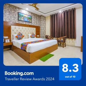 una camera d'albergo con letto e scrivania di FabHotel Frolic a Haridwār