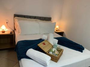 a bedroom with a bed with a basket of towels at Pousada Perola da Praia in Penha