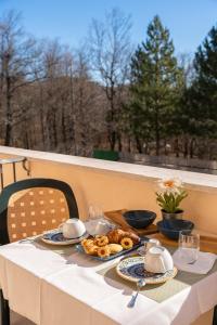 羅卡拉索的住宿－Hotel Rasinus，餐桌上放有食物盘子的桌子