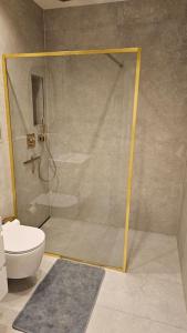 ห้องน้ำของ UG Neubau City Wohnung (Privatpool + Gym + 2tes Bad buchbar)