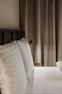 białą poduszkę siedzącą na łóżku w obiekcie kerii - adults boutique hotel w Saalbach Hinterglemm