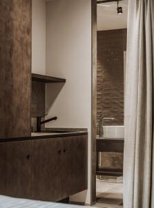 y baño con lavabo y ducha. en kerii - adults boutique hotel, en Saalbach Hinterglemm