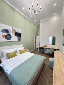 Five's Hotel Astana في أستانا: غرفة نوم بسرير كبير ومكتب