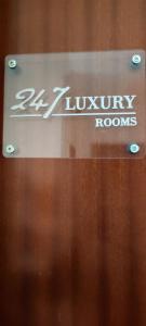 - un panneau pour les chambres de luxe sur un mur en bois dans l'établissement 247 Luxury Rooms Trastevere, à Rome