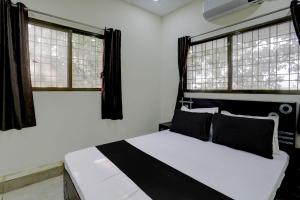 A bed or beds in a room at OYO RM GUEST HOUSE