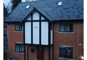 una casa con una gran ventana en la parte delantera en Dobcross Close en Mánchester