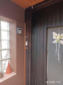 una puerta con una decoración de mariposa junto a una ventana en Ferienhaus ANNE, en Thale