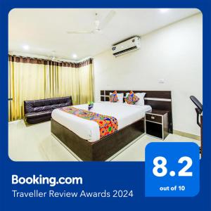um quarto de hotel com uma cama e uma cadeira em FabHotel Pride Inn em Hyderabad