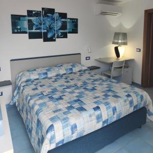 1 dormitorio con cama, escritorio y mesa en B&B Oliva, en Scala