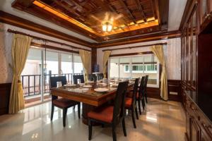 Posezení v ubytování Phuket Pool Villa Sea view at town