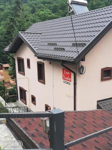 un edificio con un cartel en el costado en Casa Nicolas Busteni en Buşteni