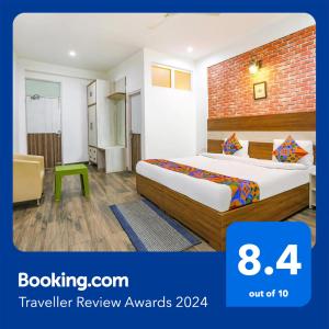 een slaapkamer met een bed in een hotelkamer bij FabHotel Aravali Suites in Gurgaon