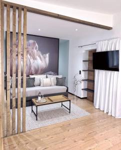 uma sala de estar com um sofá e uma mesa em 1 - 4 Pers. Apartment in Jeßnitz • Mawoi Living 