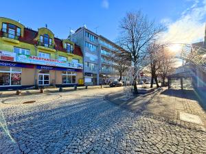 a cobblestone street in the middle of a city at Apartament Everest by Managerent in Ustka