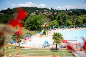 - une piscine avec un parc aquatique doté d'un toboggan dans l'établissement Glamping Florence, à Troghi