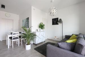 uma sala de estar com um sofá e uma mesa em White Mountain Apartment em Banovci
