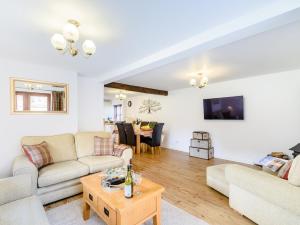 a living room with a couch and a table at 2 Bed in Filey 79280 in Wold Newton