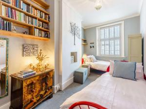 Giường trong phòng chung tại 2 Bed in St Leonards on Sea 82216