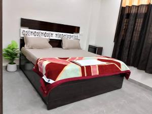 a bedroom with a large bed in a room at Homlee-Vintage Green 2BHK with Terrace & fort View in New Delhi